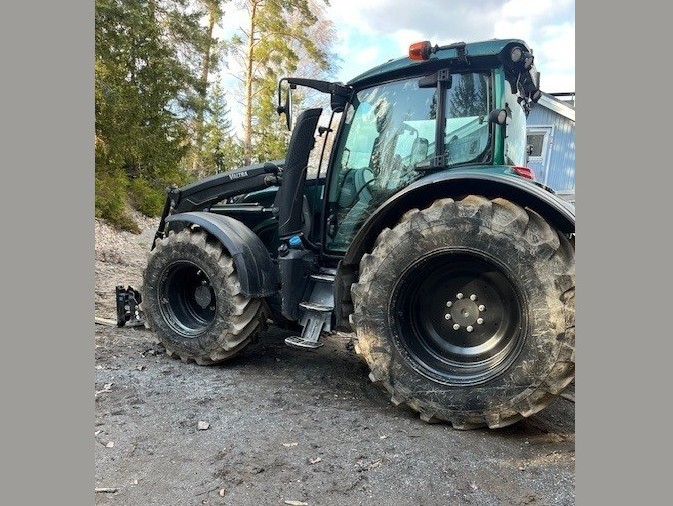Valtra N154 Versu traktori / etukuormaaja ja etunostolaite
