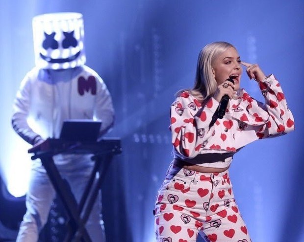 Marshmello Anne Marie Slay Friends Performance On Jimmy Fallon Watch Directlyrics