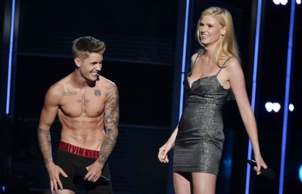 Justin Bieber Strips To His Calvin Klein Underwear, Shows Off Toned Body  During 'Fashion Rocks' (PICS)