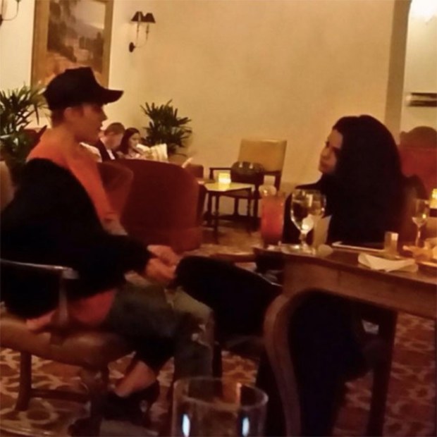 Video Justin Bieber And Selena Gomez Spotted Kissing At A Beverly Hills Hotel Theyre Back