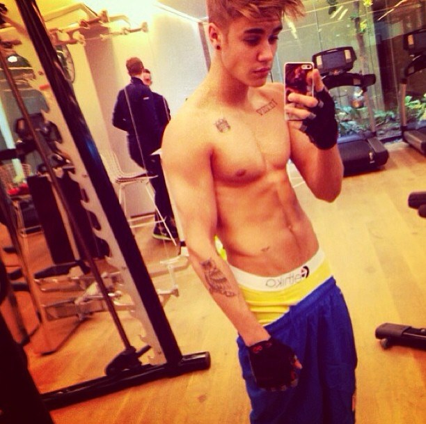 Justin Bieber Takes New Shirtless Pics In The Gym, Posts Them on