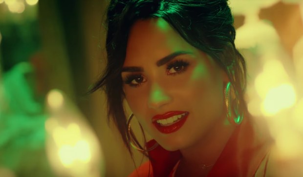 Luis Fonsi & Demi Lovato Take The Blame In Echame La Culpa: Music Video -  Directlyrics