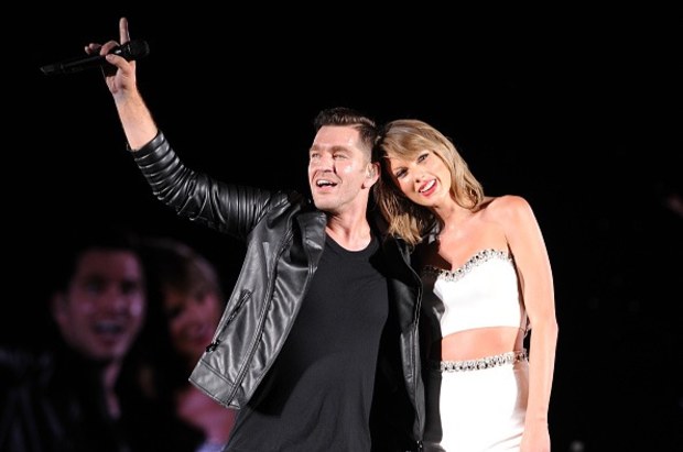 Taylor Swift Brings Out Andy Grammer And Sam Hunt On Concert Stage In Chicago Directlyrics 