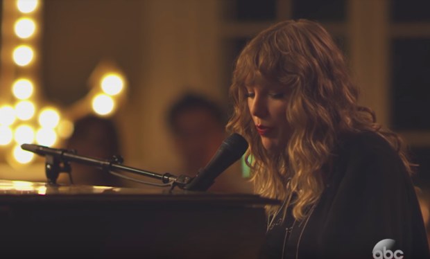 Watch Taylor Swift S First Performance Of New Year S Day Before Fans Directlyrics