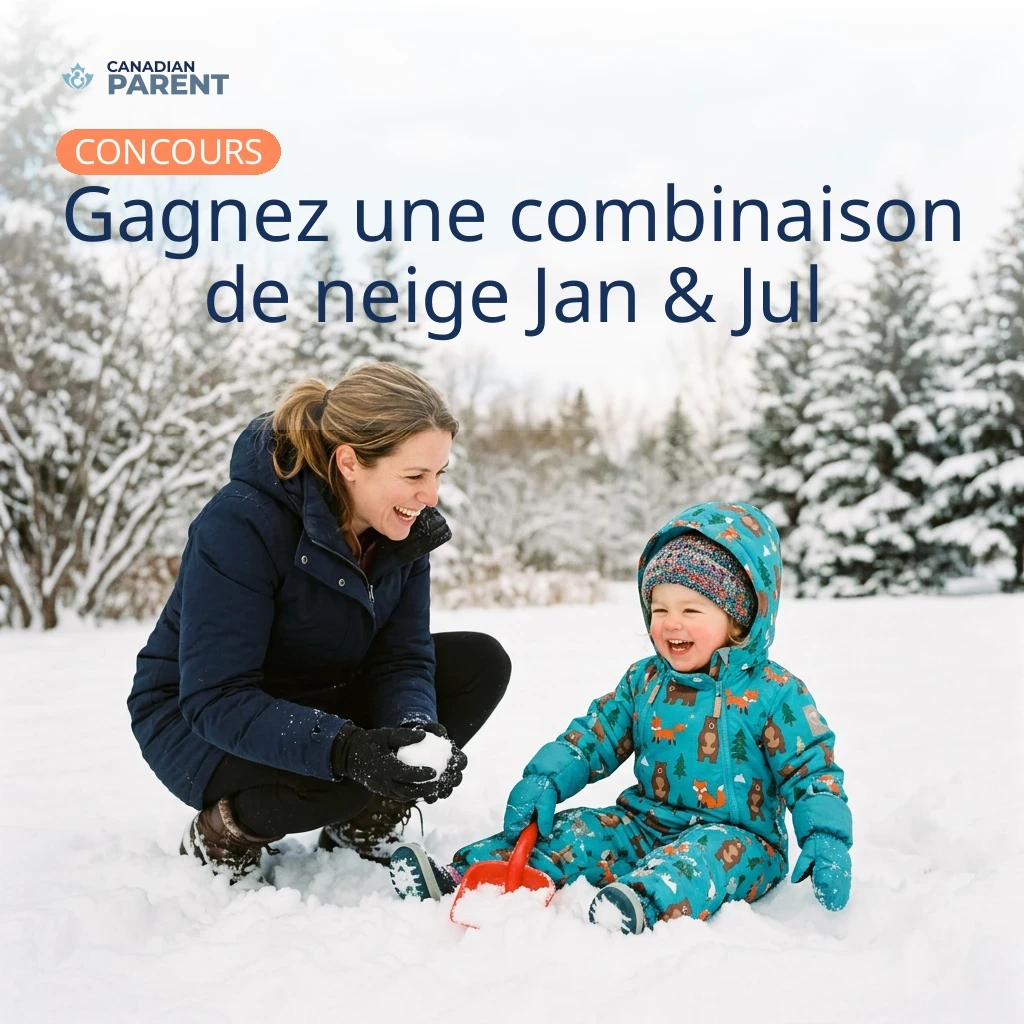 Un bébé souriant dans une combinaison de neige Jan & Jul.