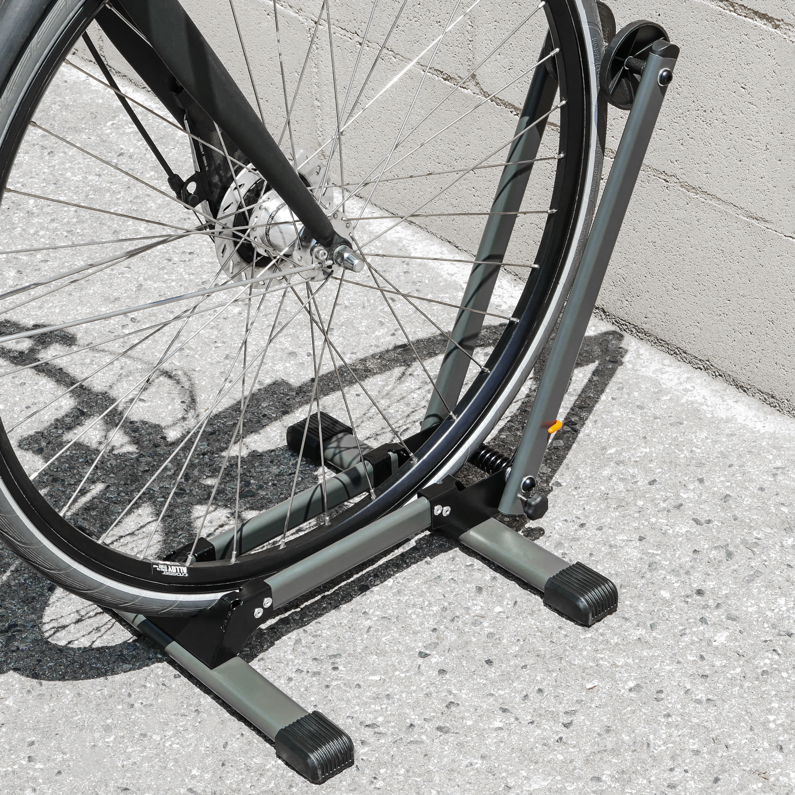 Soporte para colgar bicicletas del techo mediante poleas y cuerdas -  Cablematic