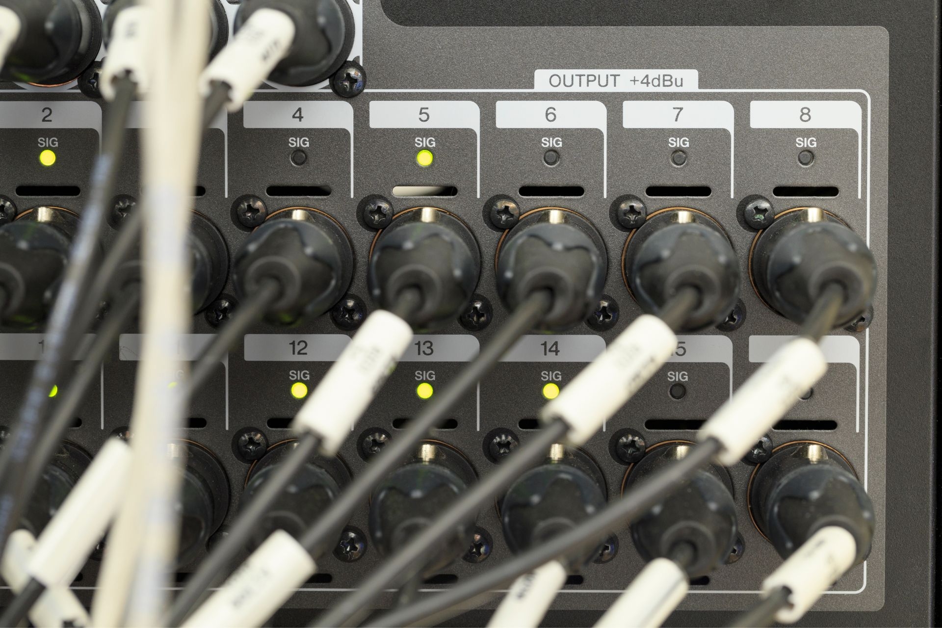 What are some common issues that can arise when using a patch bay, and how can they be resolved?