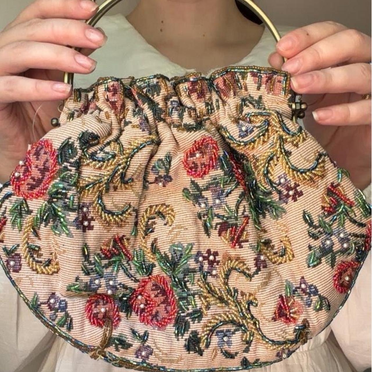 Absolutely gorgeous vintage beaded floral handbag...