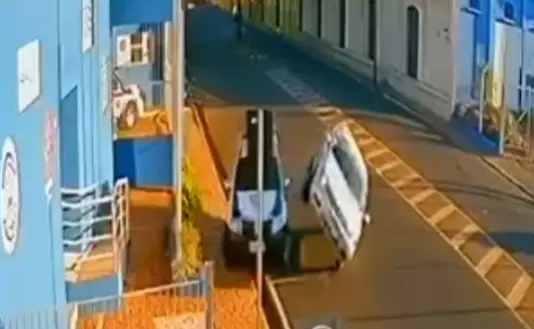 Video - Palio colide com viatura estacionada e tomba em frente à base da GCM em Bebedouro