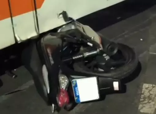VÍDEO: Motociclista sobrevive após colidir e parar embaixo de ônibus em Ribeirão Preto