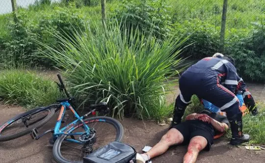Ciclista de aplicativo sofre queda no Santa Mônica