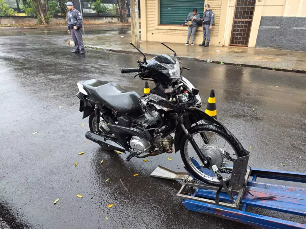 VÍDEO – Motociclista fica ferido após atingir traseira de coletivo urbano