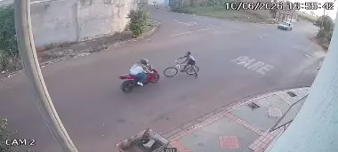 Ciclista em estado grave ao colidir com moto em cruzamento