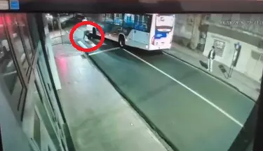 Vídeo - Motorista joga ônibus contra motociclista após briga de trânsito