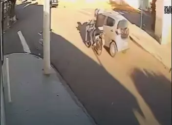 VÍDEO: Motociclista e passageira caem após colisão com carro