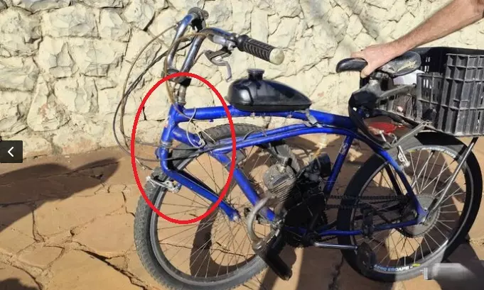 Ciclista de 75 anos sofre queda após passar por buraco na Vila Monteiro