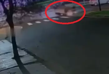VÍDEO – Conversão proibida em avenida provoca capotamento