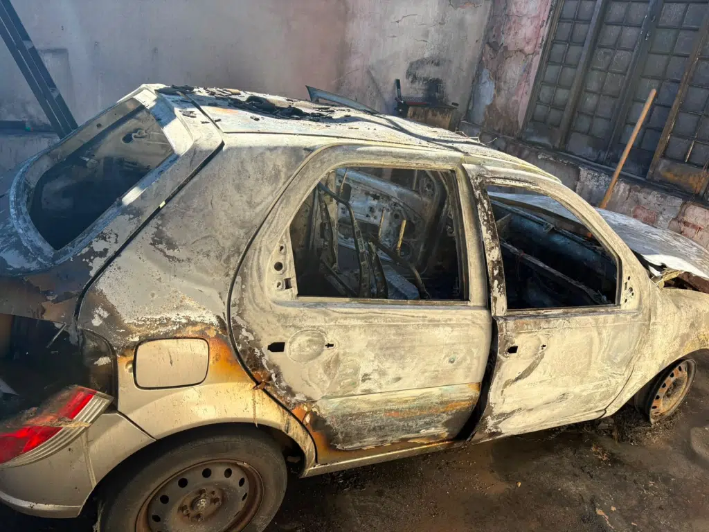 Palio pega fogo em garagem residencial no Medeiros