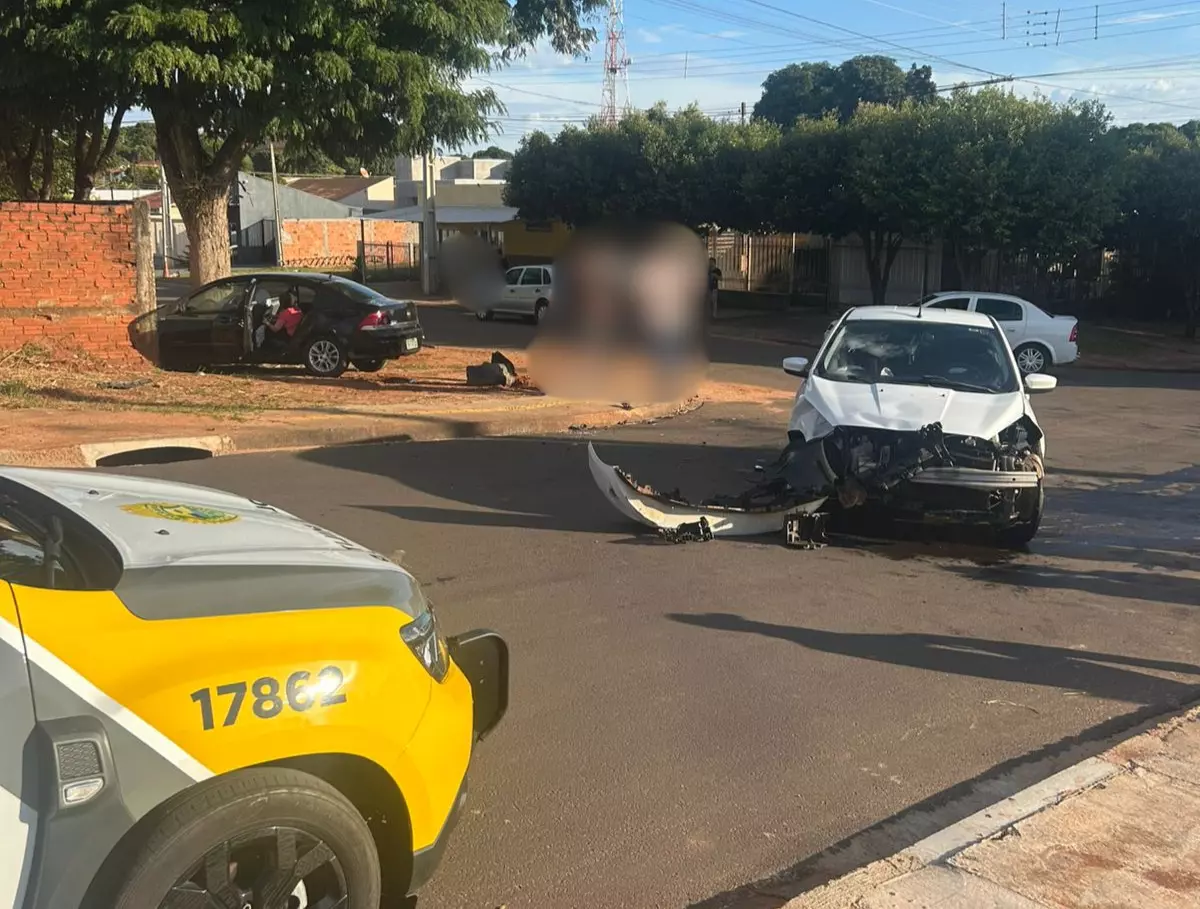 Colisão entre carros é registrada próximo ao Colégio Rachel de Queiroz