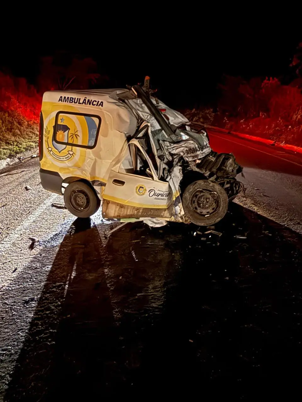 Acidente entre ambulância e carreta deixa três mortos na BR-316 em Ouricuri