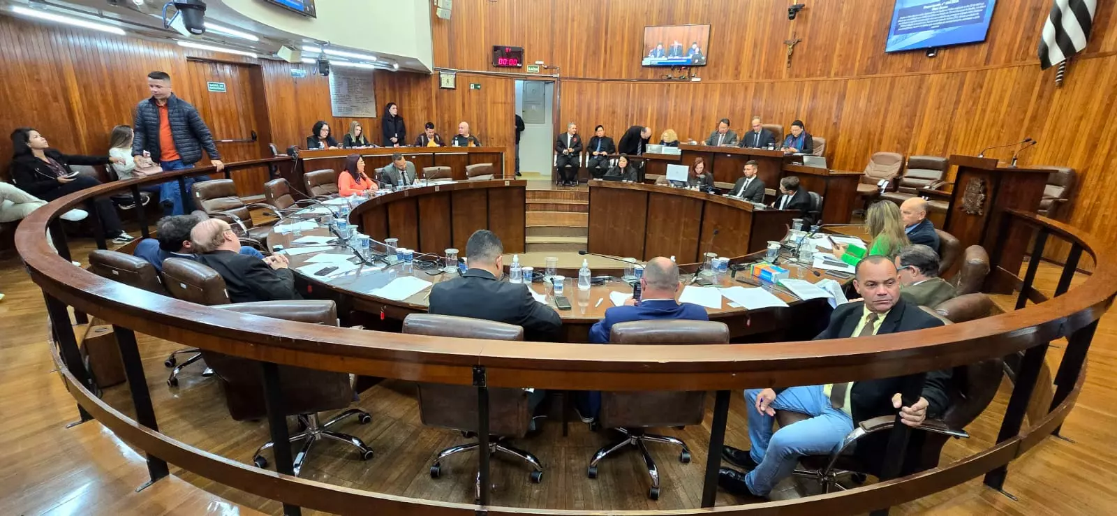Vereadores votam quatro projetos em sessão na Câmara de Marília