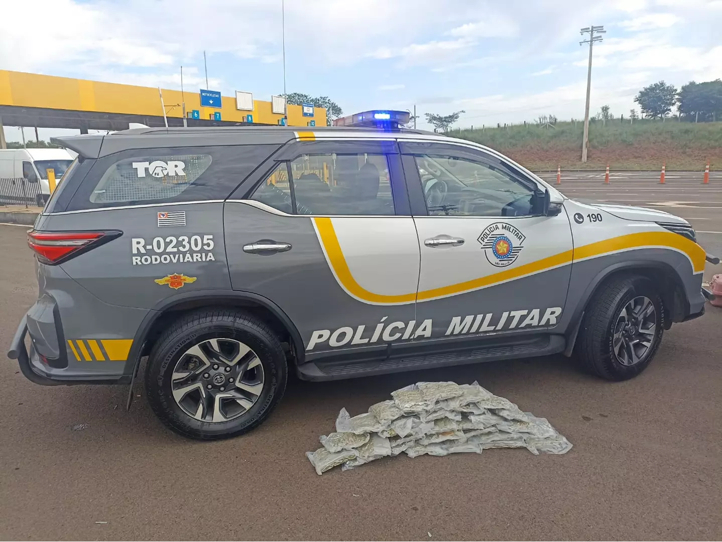 Polícia Rodoviária flagra boliviana com pacotes de skunk em ônibus na SP-333 em Marília