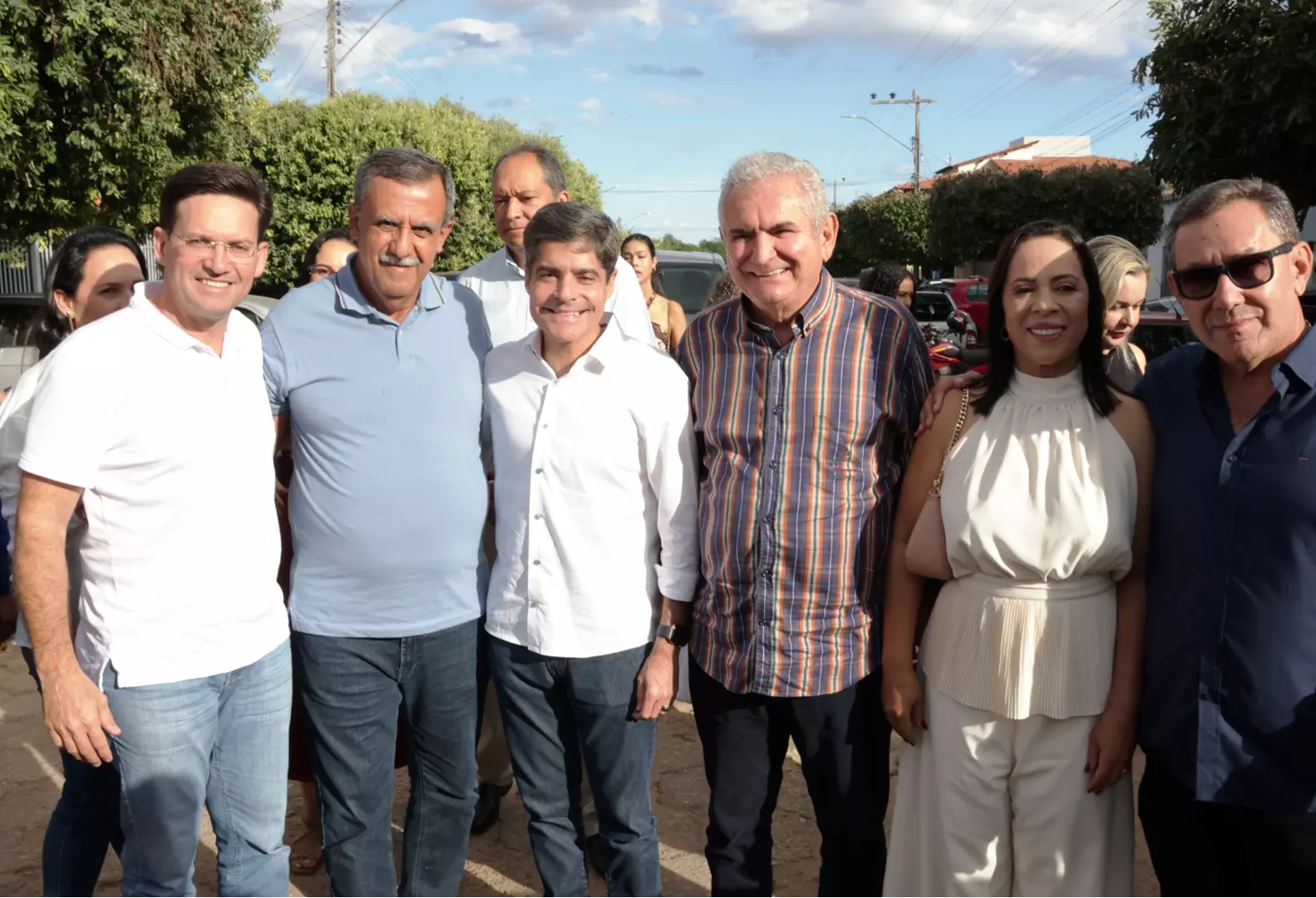 Ao lado de ACM Neto, Zito Barbosa participa de missa em homenagem à padroeira em Santa Rita de Cássia