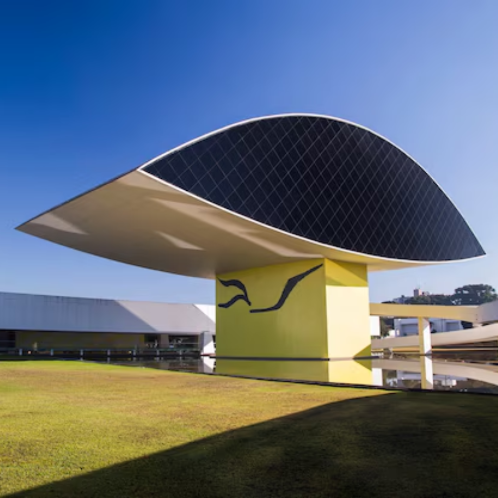Museu Oscar Niemeyer realiza restauro de obras monumentais no pátio das esculturas