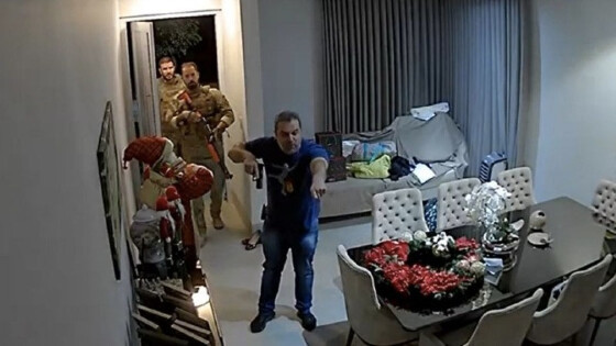 Delegado que invadiu casa e ameaçou empresária é condenado, mas cargo é mantido