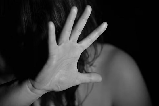 Menina é abordada na saída da escola, dopada e estuprada por colegas em MT