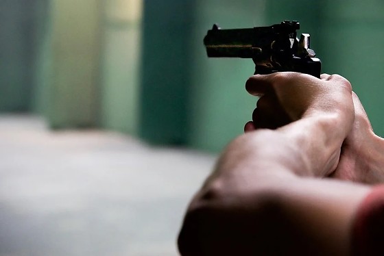 Em festa de família, homem mata o próprio irmão com dois tiros após provocação
