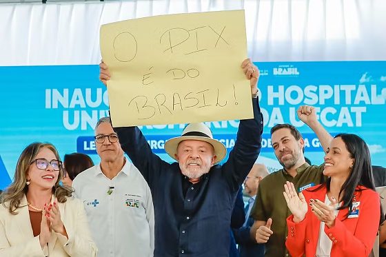 Com cartaz 'O PIX é do Brasil', Lula diz que aguarda telefonema de Trump