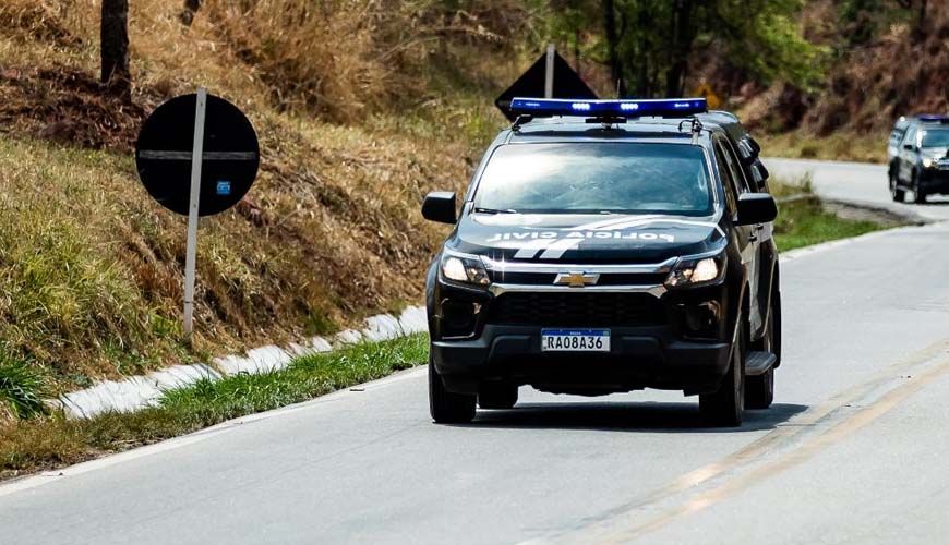 Polícia prende homem que foi condenado a 53 anos de prisão por estuprar e engravidar enteada