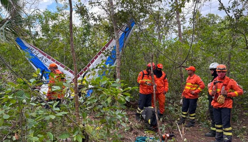 Bombeiros localizam destroços de ultraleve e corpo de vítima após acidente aéreo