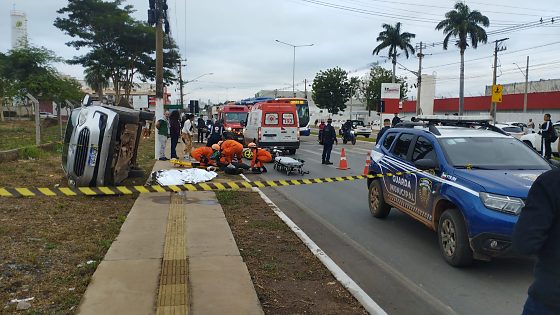 Mulher fica embaixo de carro após acidente; vídeo mostra populares tentando evitar esmagamento