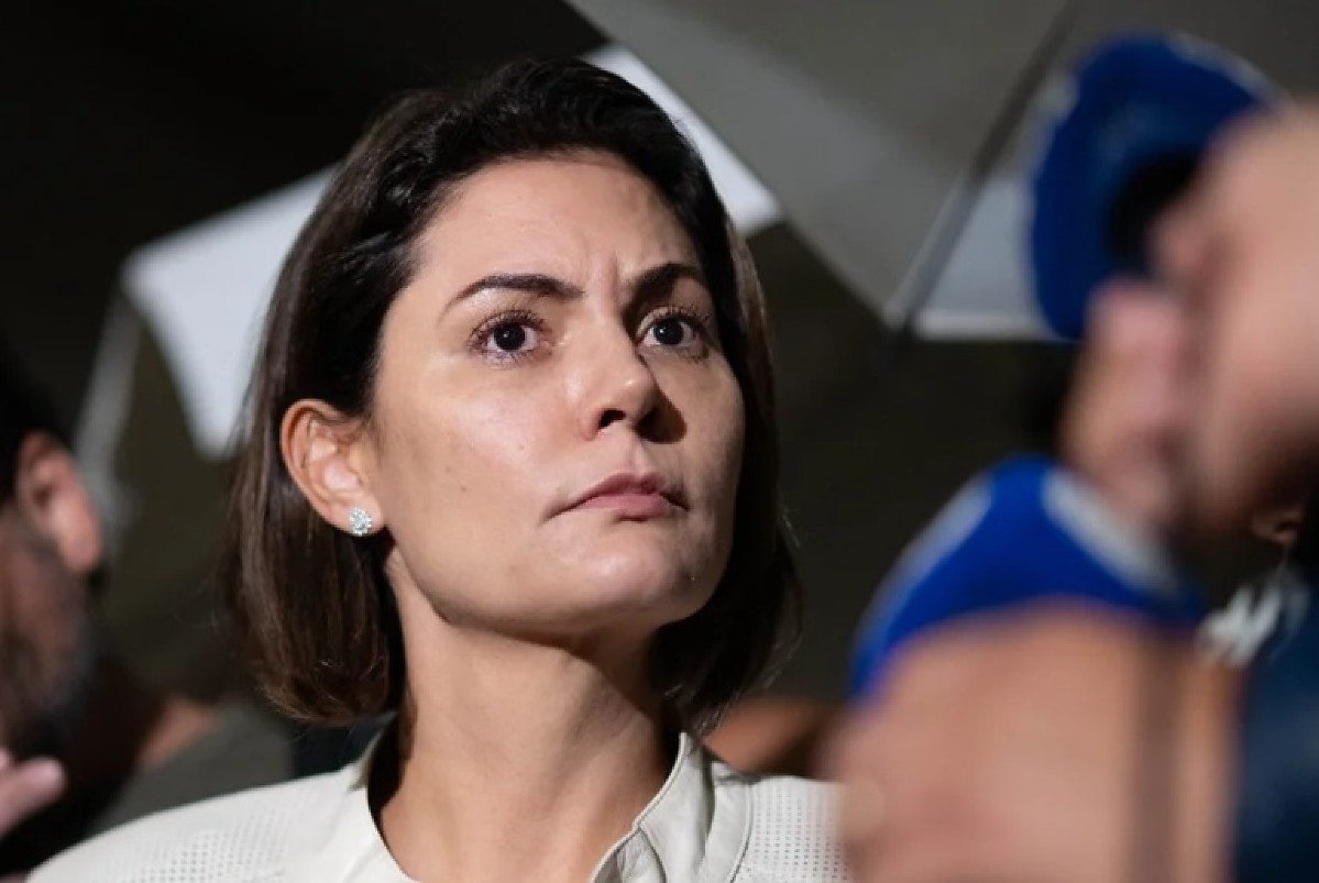 Michelle sinaliza que sabe de algo comprometedor sobre Flávio Bolsonaro