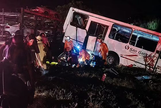 Batida entre carreta-cegonha e ônibus deixa 38 feridos na BR-163