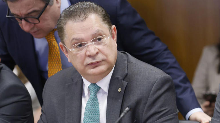 Dino cita saques de até R$ 15 milhões em caso de Sóstenes Cavalcante