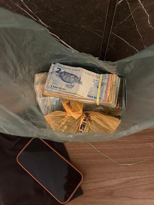 Polícia apreende jóias, veículos e R$ 53 mil com investigado por vazar investigações