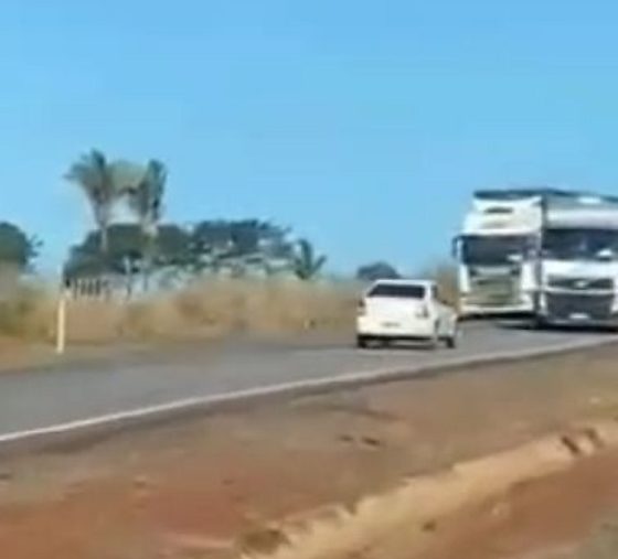 Motorista embriagado invade contramão e bate em carreta na BR-364; veja vídeo