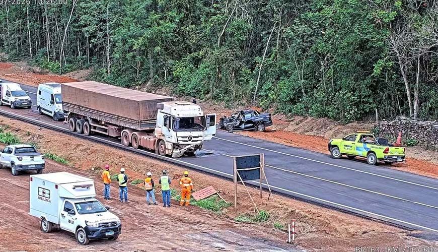 Batida entre carreta e carro deixa dois mortos e interdita BR-163 em MT