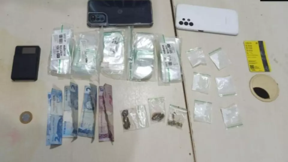 PM realiza operação em bar suspeito de tráfico e apreende drogas