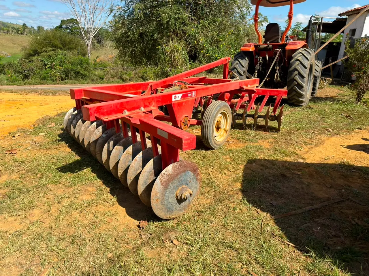 Deputado Alan Queiroz entrega grade aradora para fortalecer a agricultura familiar de Buritis