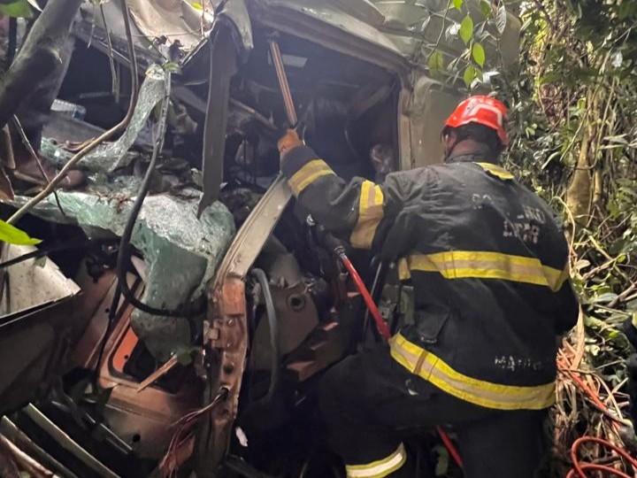 Corpo de Bombeiros resgata duas vítimas presas às ferragens após acidente entre carretas