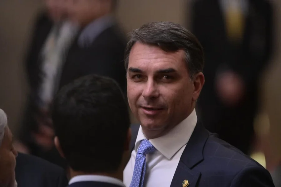 Após críticas, marqueteiro de Flávio Bolsonaro decide deixar campanha