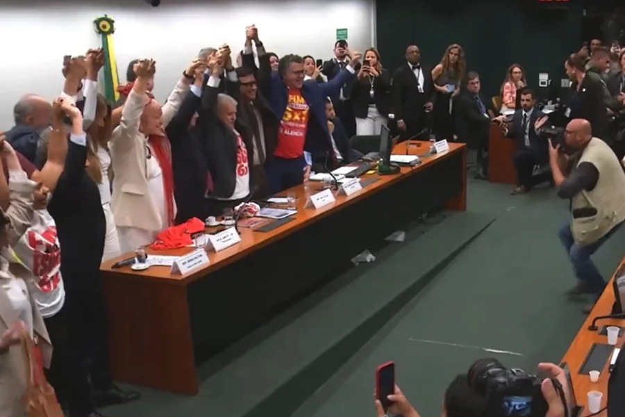 Em vitória do governo Lula, Câmara aprova PEC do fim da escala 6×1 em 1º turno