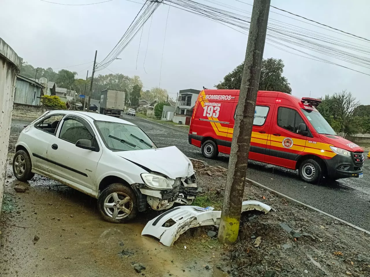Motorista fica ferido após carro colidir contra poste em Mafra