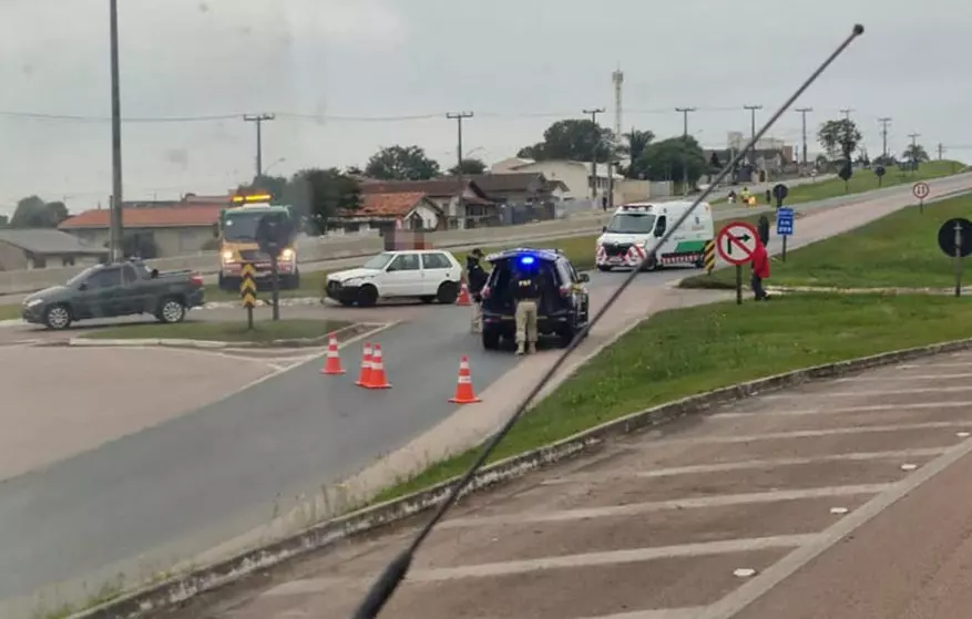 Casal fica ferido em acidente entre carro e motocicleta na BR-116, em Rio Negro