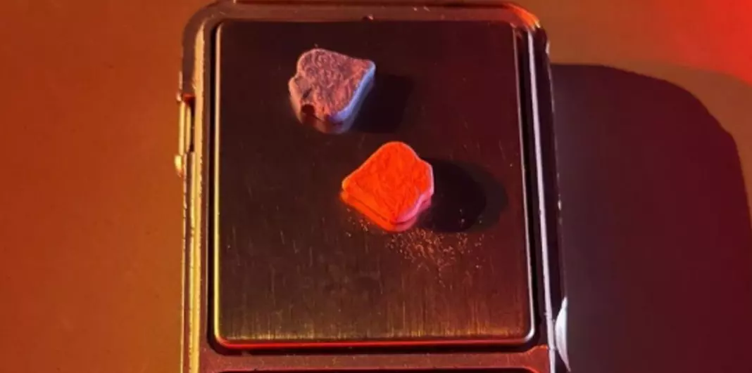 Jovem é flagrada com comprimidos de ecstasy durante abordagem policial