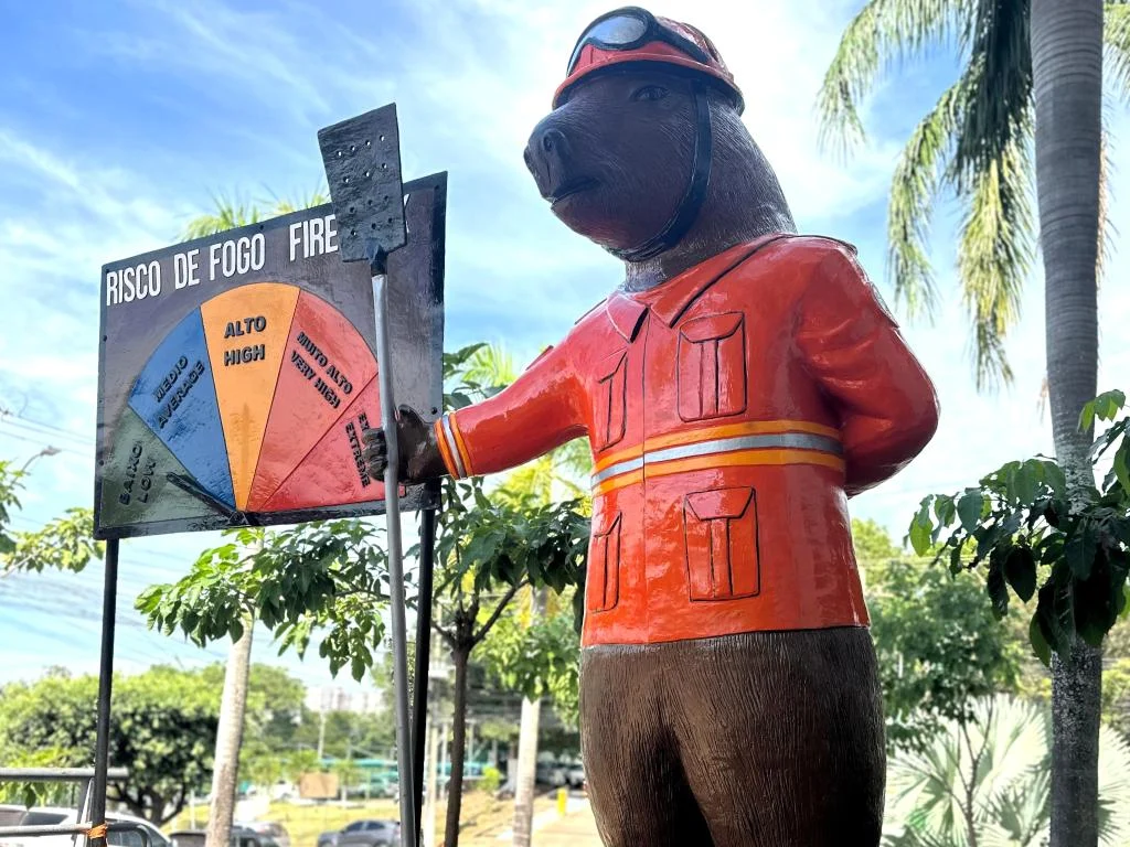 “Capivara Bombeira” de 3 metros indicará nível de risco de incêndios em Mato Grosso